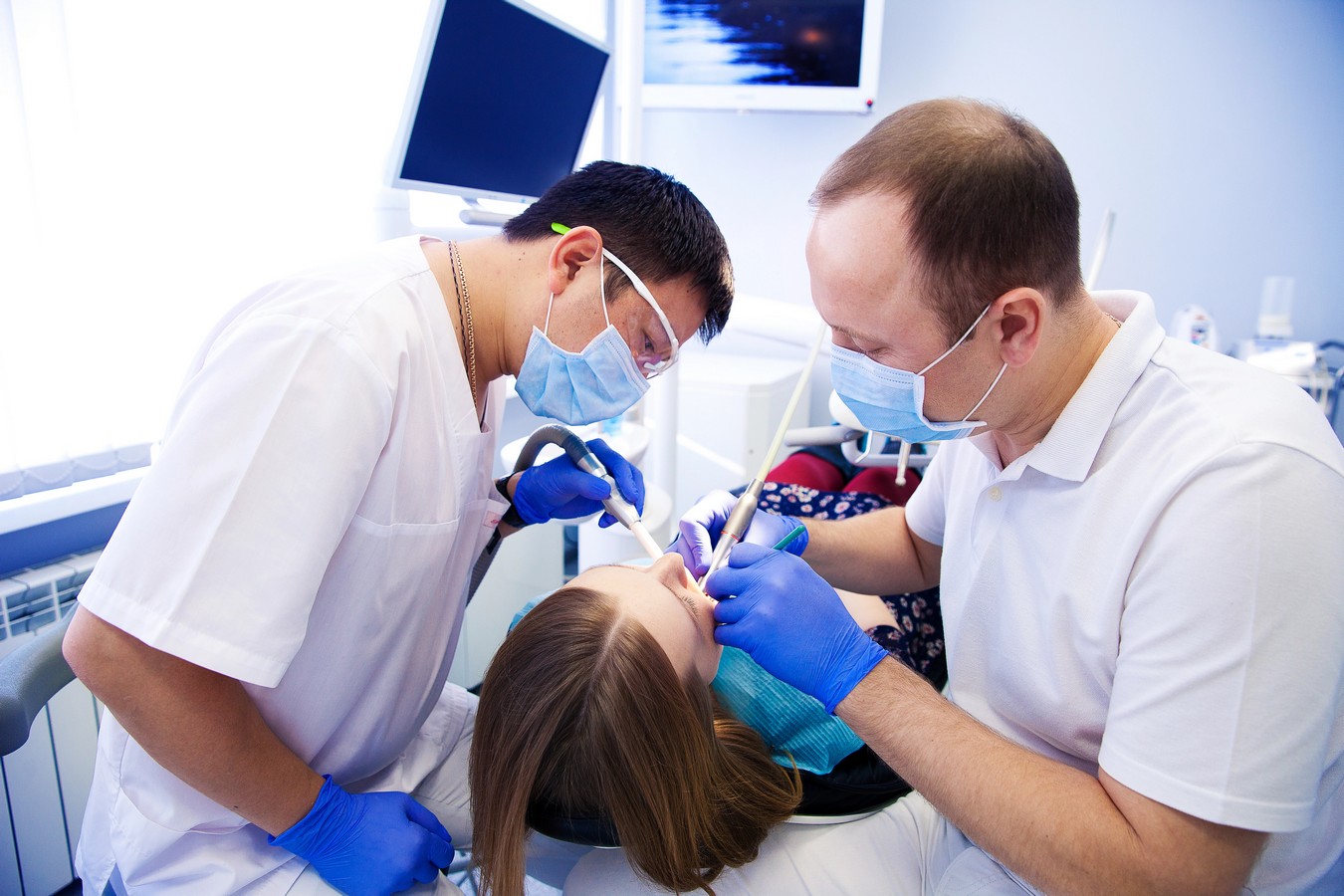 רופא שיניים קשתיות שקופות