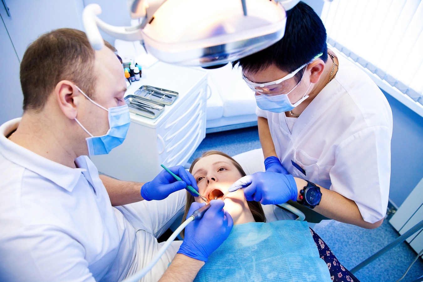 רופא שיניים המתמחה באינויזיליין